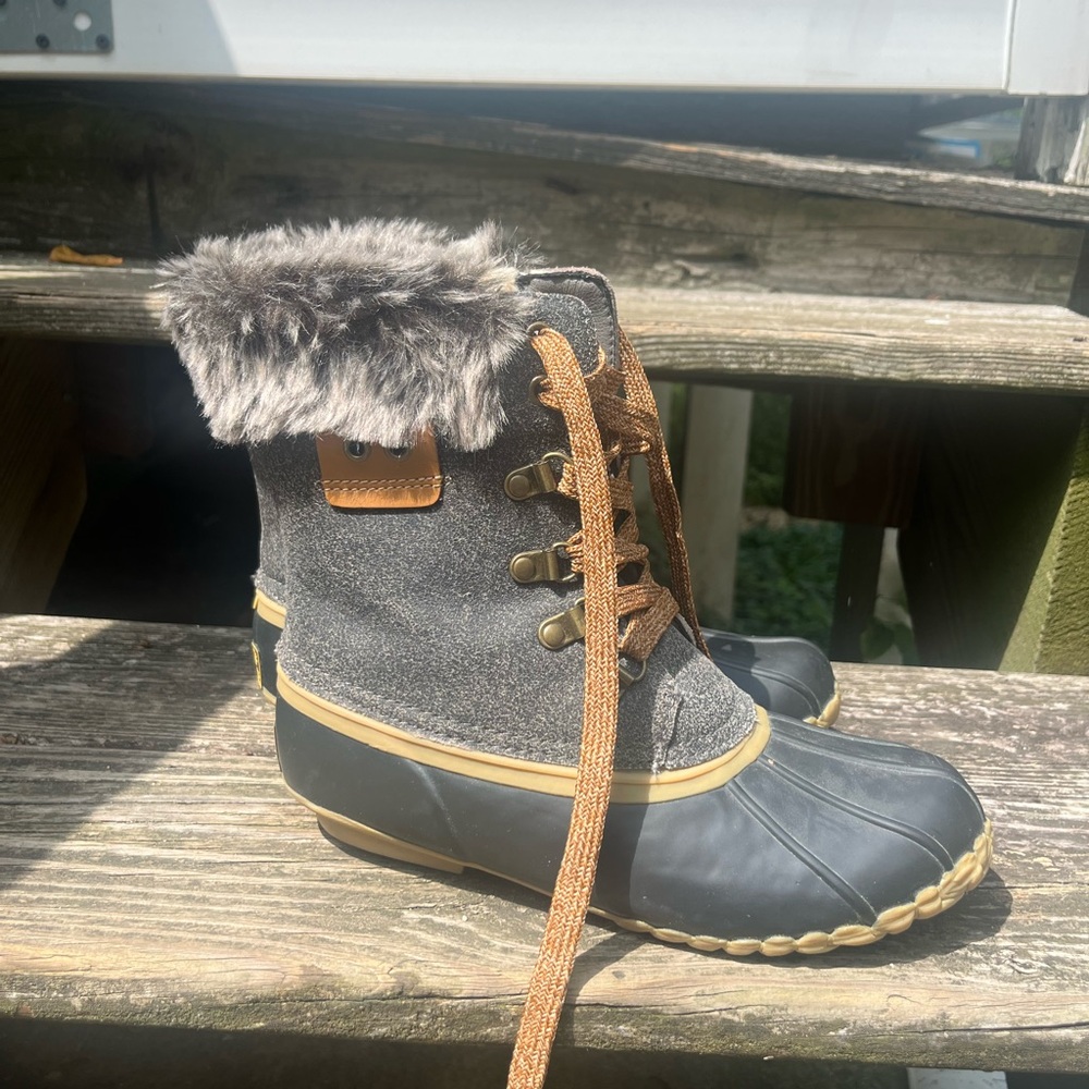 Sporto Gray and Black Fur-Lined Boots